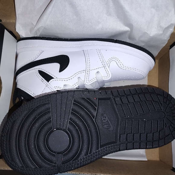 Air Jordans Childrens sneakers - Picture 2 of 8